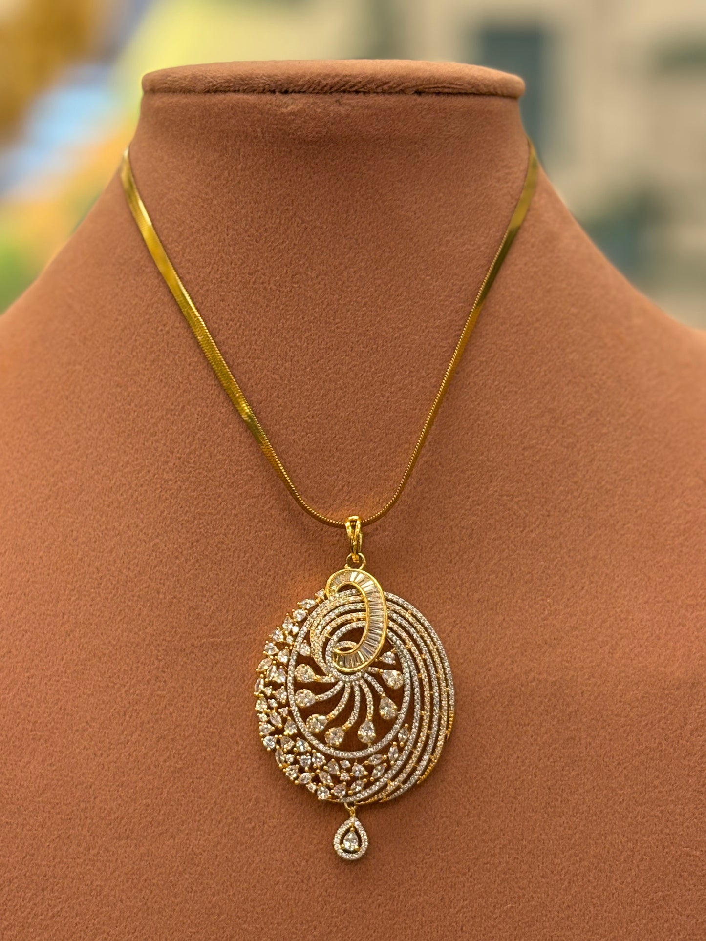 Travel Dia Pendant with Chain