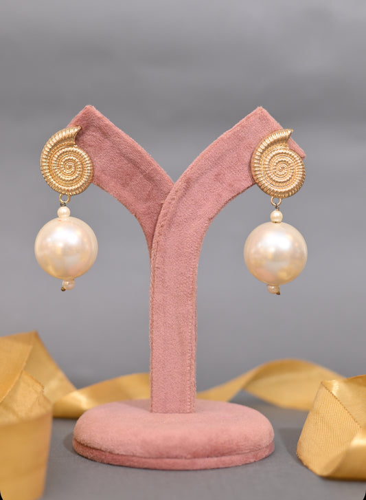 Season's SpecialGolden And Pearl Earrings - Kiwibymusskan