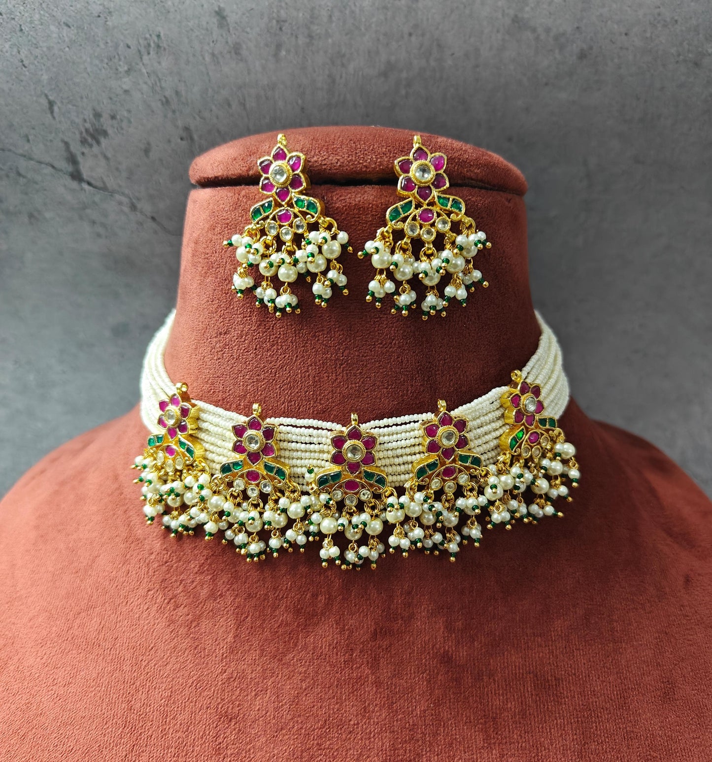 Traditional choker set