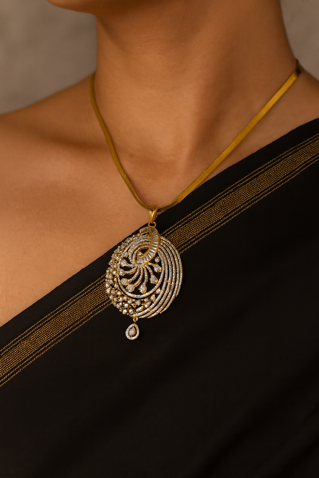 Travel Dia Pendant with Chain