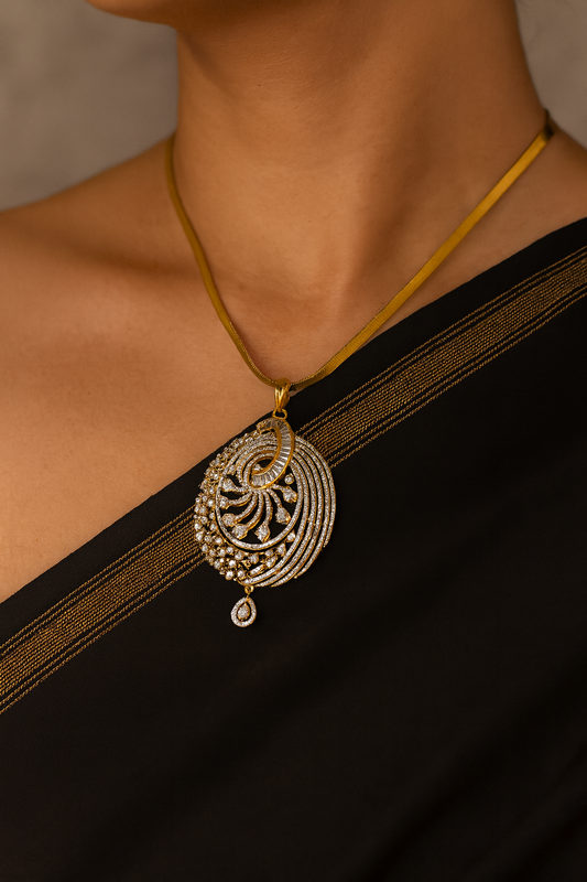 Travel Dia Pendant with Chain