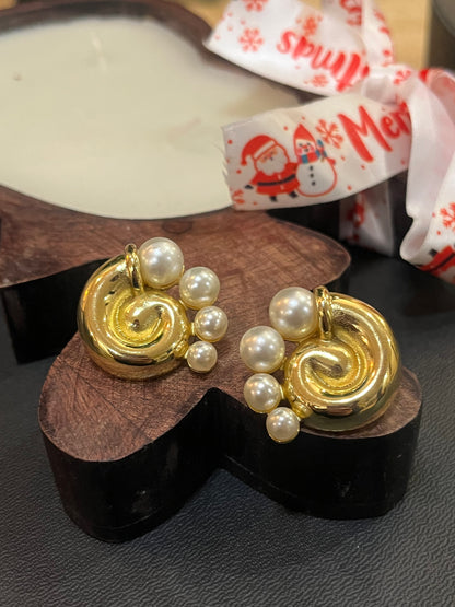 Pearl gold earrings