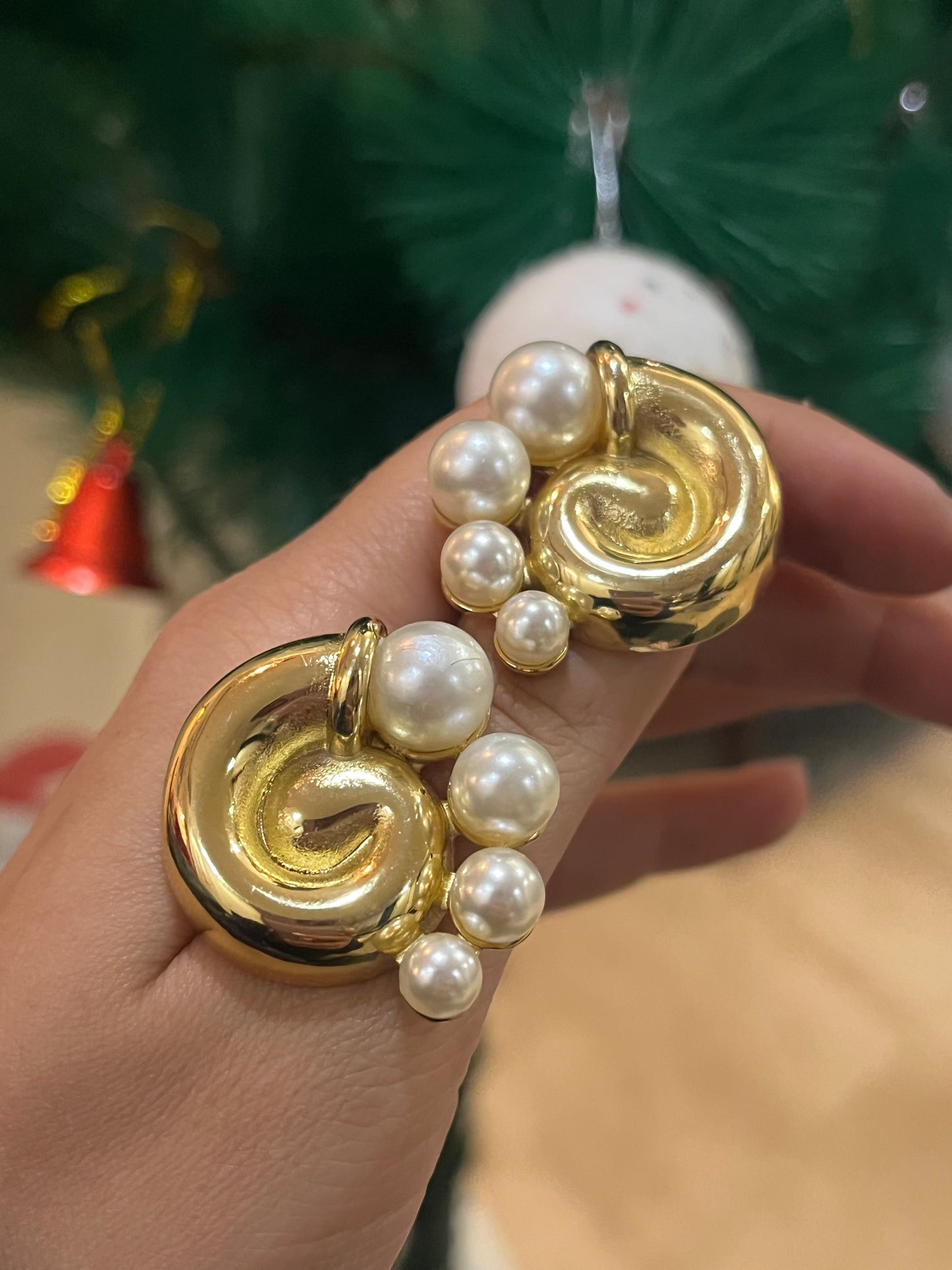 Pearl gold earrings