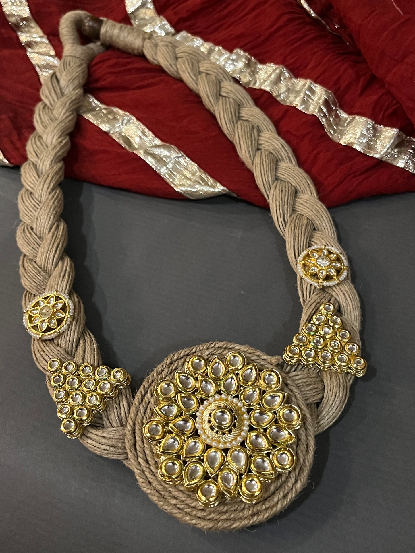 Jute kundan haar