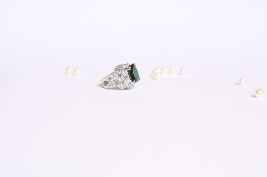 Make a Statement on the Go with our Travel-Friendly Emerald Cocktail Ring - Kiwibymusskan