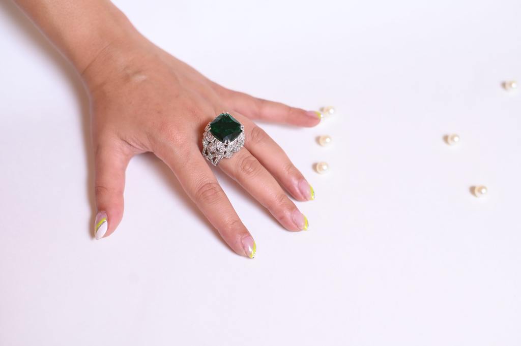 Make a Statement on the Go with our Travel-Friendly Emerald Cocktail Ring - Kiwibymusskan