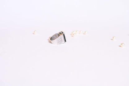 Stay Chic on the Go with our White Gold Travel Cocktail Ring, the Perfect Accessory for Any Adventure - Kiwibymusskan