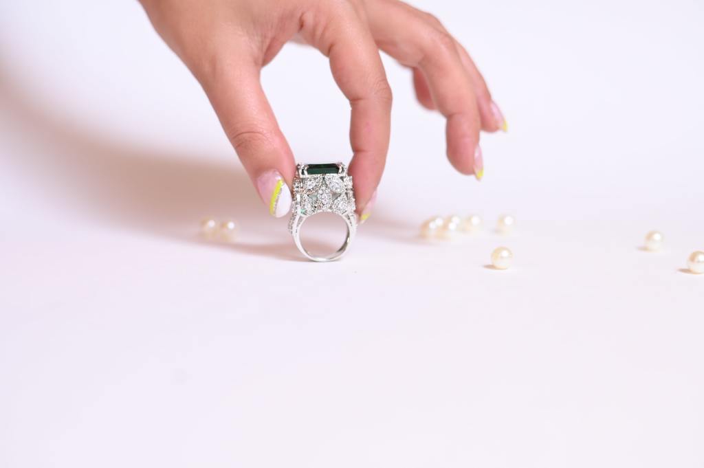 Make a Statement on the Go with our Travel-Friendly Emerald Cocktail Ring - Kiwibymusskan