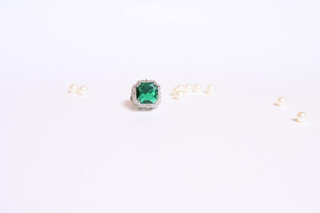 Make a Statement on the Go with our Travel-Friendly Emerald Cocktail Ring - Kiwibymusskan