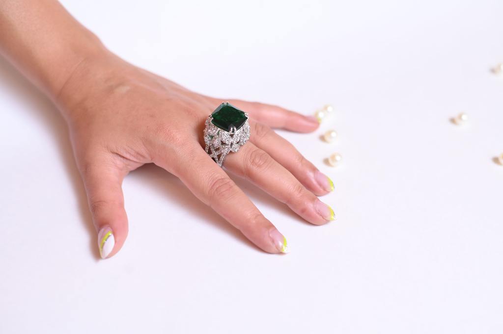 Make a Statement on the Go with our Travel-Friendly Emerald Cocktail Ring - Kiwibymusskan